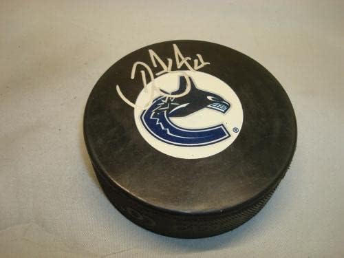 Даниел Sedin Подписа хокей шайба Ванкувър Канъкс с автограф на PSA/DNA COA 1A - за Миене на НХЛ с автограф