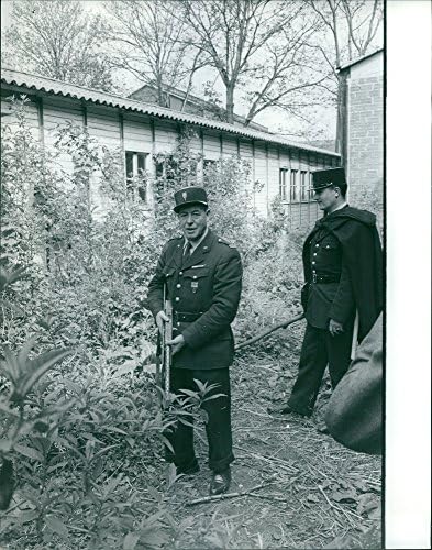 Реколта снимка на полицай с пистолет в ръка.Настъргват - април 1963 г.