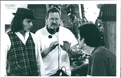 Винтажное снимка на Джони Деп, Джеръми С. Чечик и Эйдан Куин говорят на снимачната площадка на романтичната комедия 1993 г. Бени и Джун.