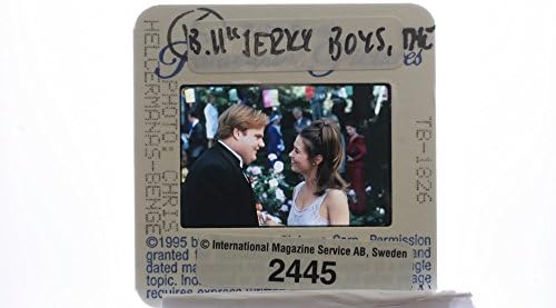 Слайдове със снимка на Крис Фарли и Джули Уорнър във филма Момчето Томи, 1995 година.