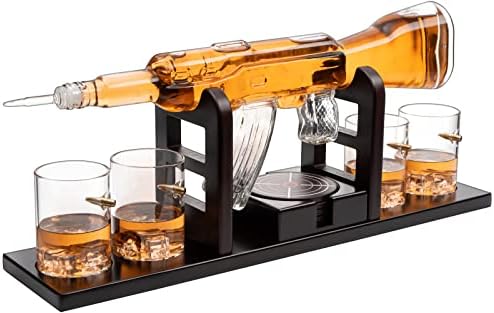 Набор от графинов за уиски KROWN КУХНЯ - Пистолет. Комплектът включва чаши за уиски, влакчета и дървена поставка. Идеални подаръци