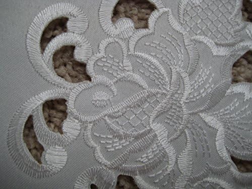 Тъканта салфетка 11с кръгла завързана бродерия под формата на бяло цвете